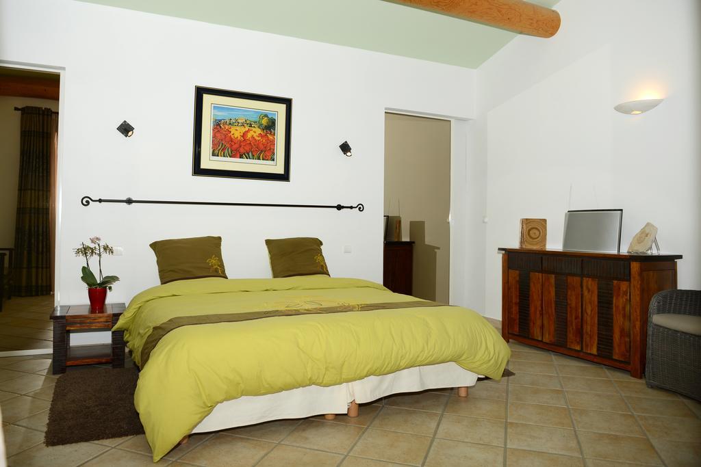 Mas De Carabelle Bed & Breakfast La Roque-Alric Ruang foto