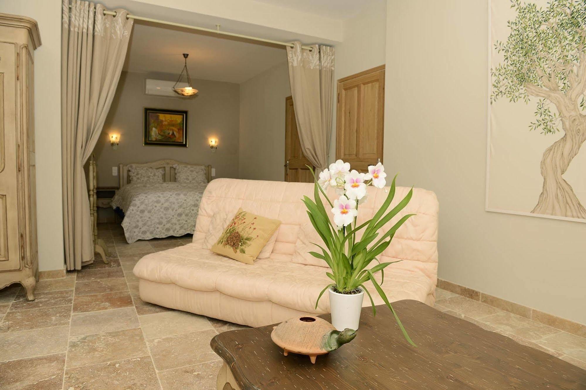 Mas De Carabelle Bed & Breakfast La Roque-Alric Bagian luar foto