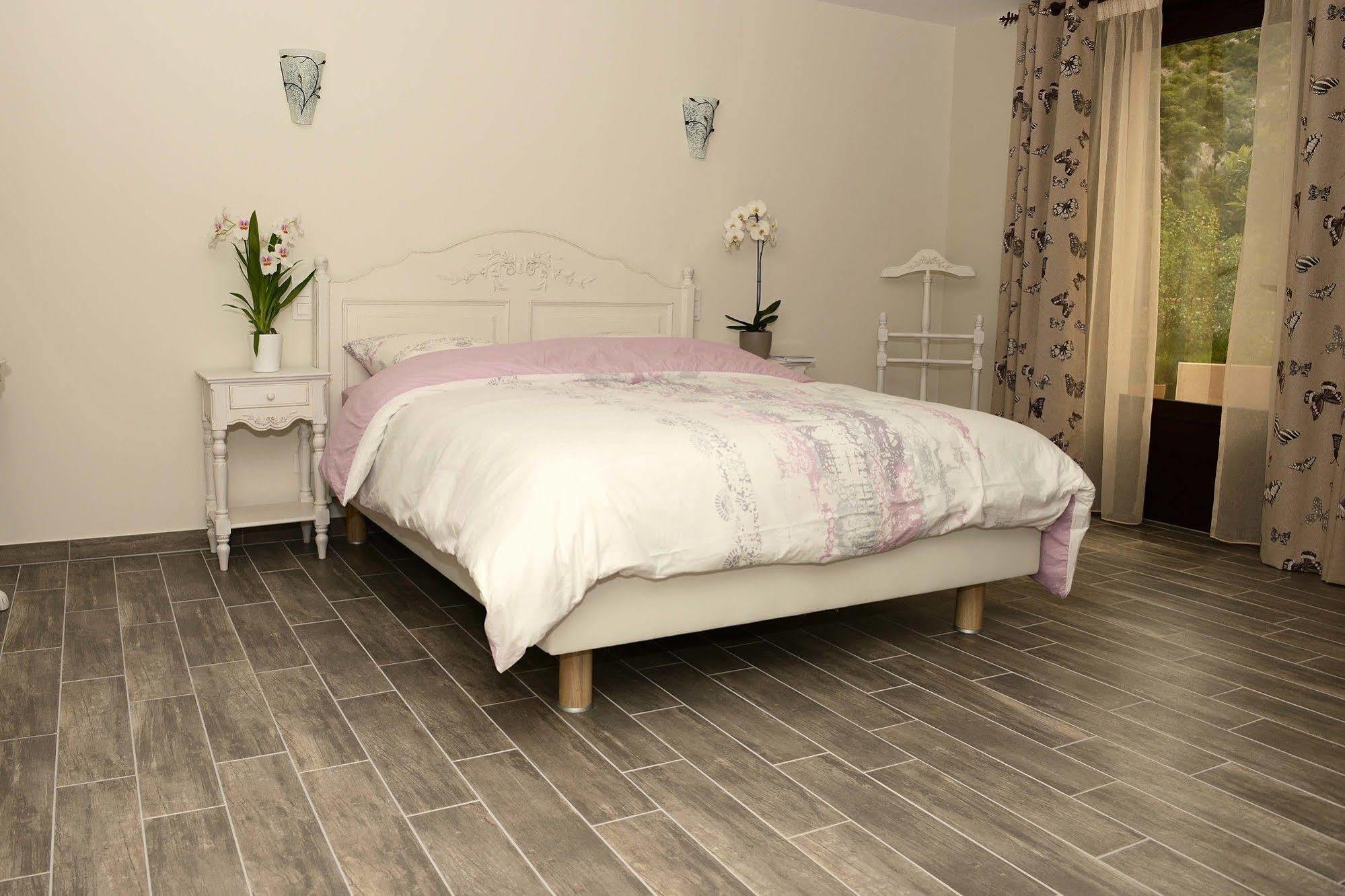 Mas De Carabelle Bed & Breakfast La Roque-Alric Bagian luar foto